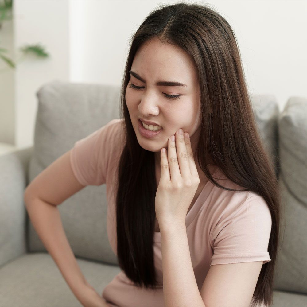 WOMAN WITH TOOTH PAIN