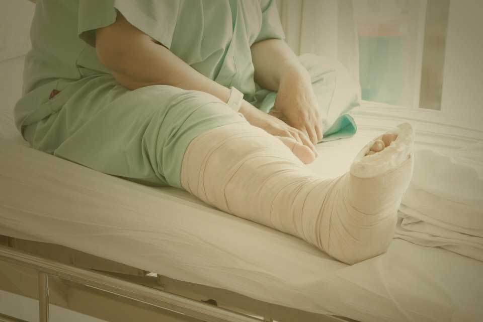 patient in hospital with broken leg